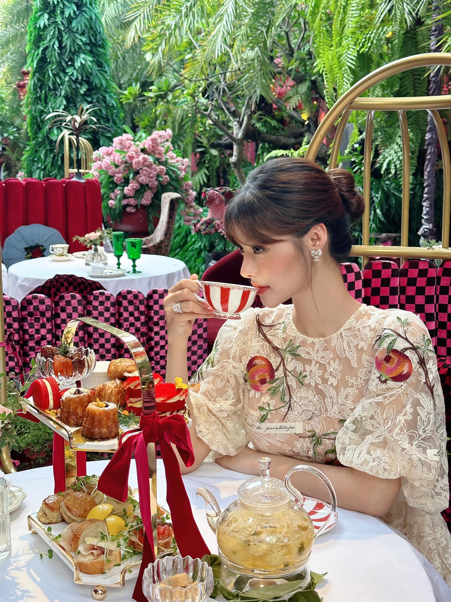 &Aacute; hậu 2000 b&iacute; mật sinh con: Bại lộ chuyện mang bầu qua 1 bức h&igrave;nh, hiện sống sang chảnh như ph&uacute; b&agrave;- Ảnh 14.