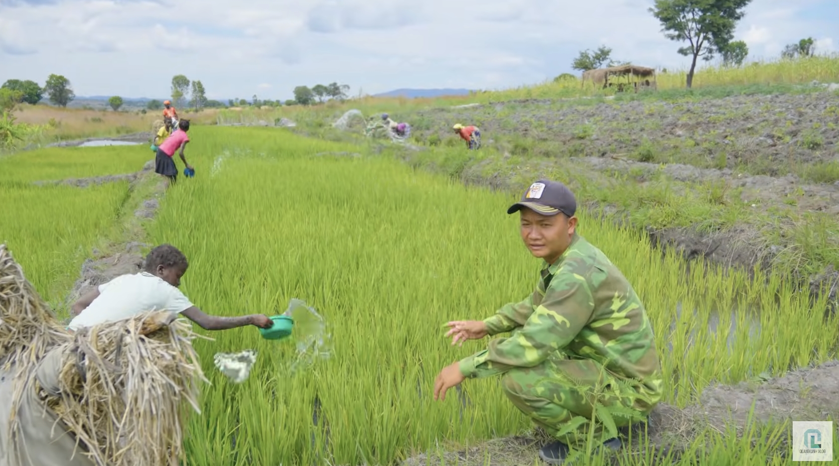 Nghi vấn trang trại của Quang Linh Vlogs ở Angola chỉ là phim trường, trồng lúa để làm content: Thực hư ra sao? - Ảnh 7.