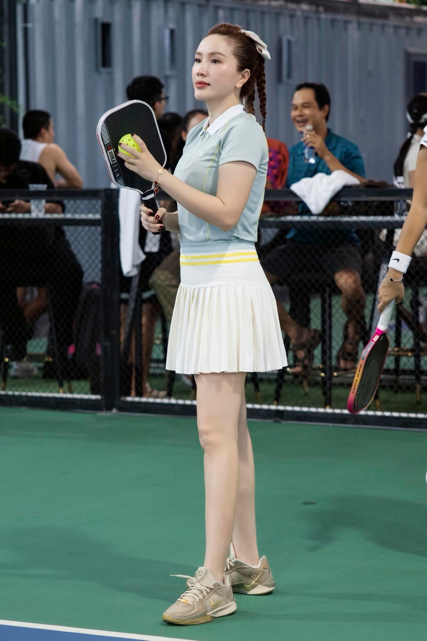 Được chồng đại gia “dụ dỗ” chơi pickleball, Bảo Thy gây sốt với visual xinh ngỡ ngàng trên sân đấu- Ảnh 3. Được chồng đại gia “dụ dỗ” chơi pickleball, Bảo Thy gây sốt với visual xinh ngỡ ngàng trên sân đấu- Ảnh 3.