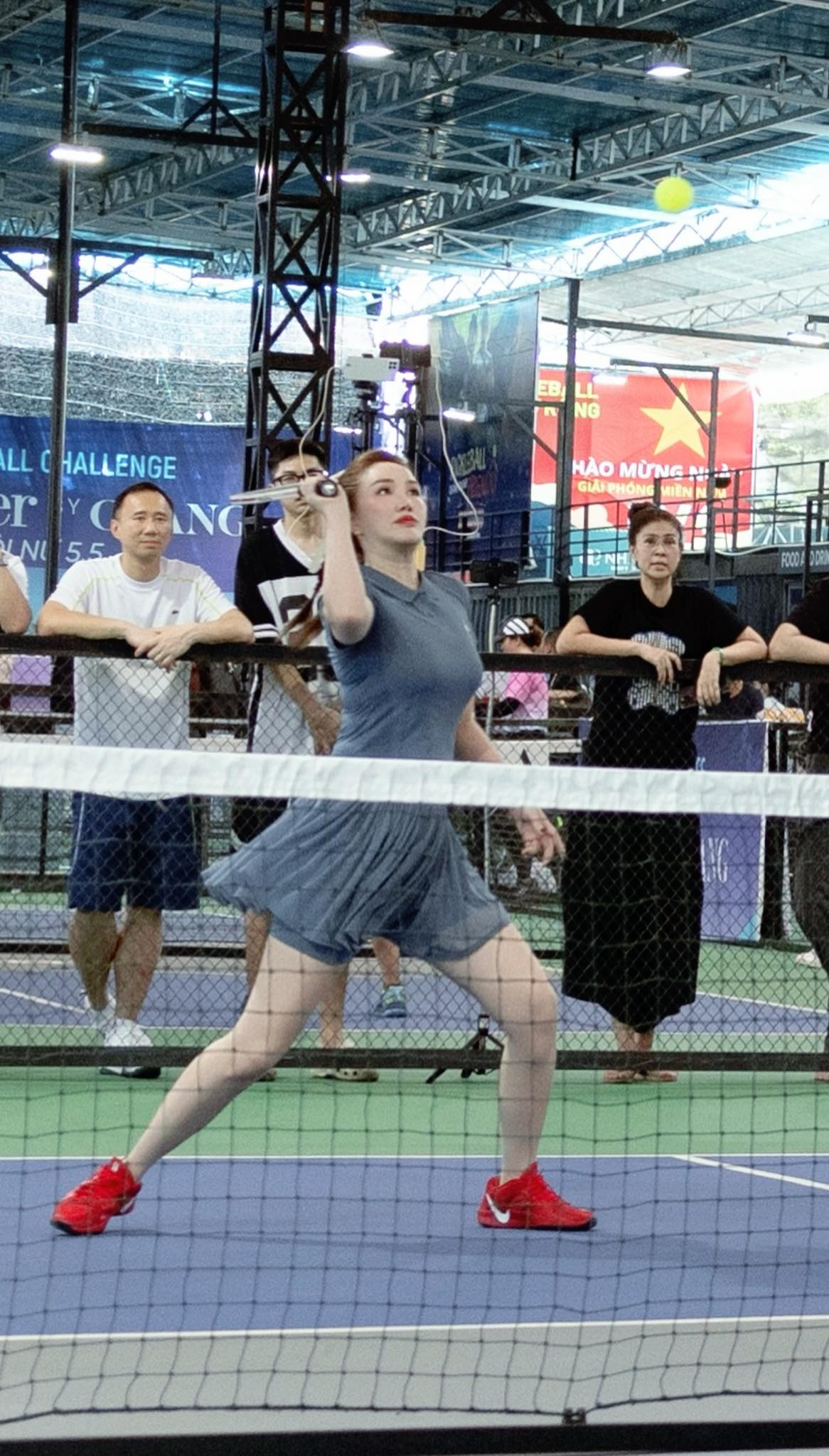 Được chồng đại gia “dụ dỗ” chơi pickleball, Bảo Thy gây sốt với visual xinh ngỡ ngàng trên sân đấu- Ảnh 8. Được chồng đại gia “dụ dỗ” chơi pickleball, Bảo Thy gây sốt với visual xinh ngỡ ngàng trên sân đấu- Ảnh 8.