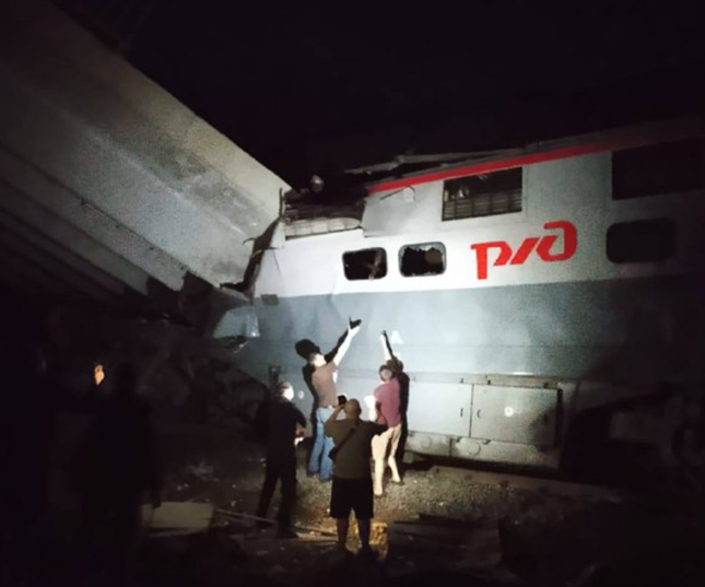 Cầu sập ở Nga: Vụ tai nạn t&agrave;u hỏa nghi do ph&aacute; họai g&acirc;y thương vong lớn - Ảnh 2.