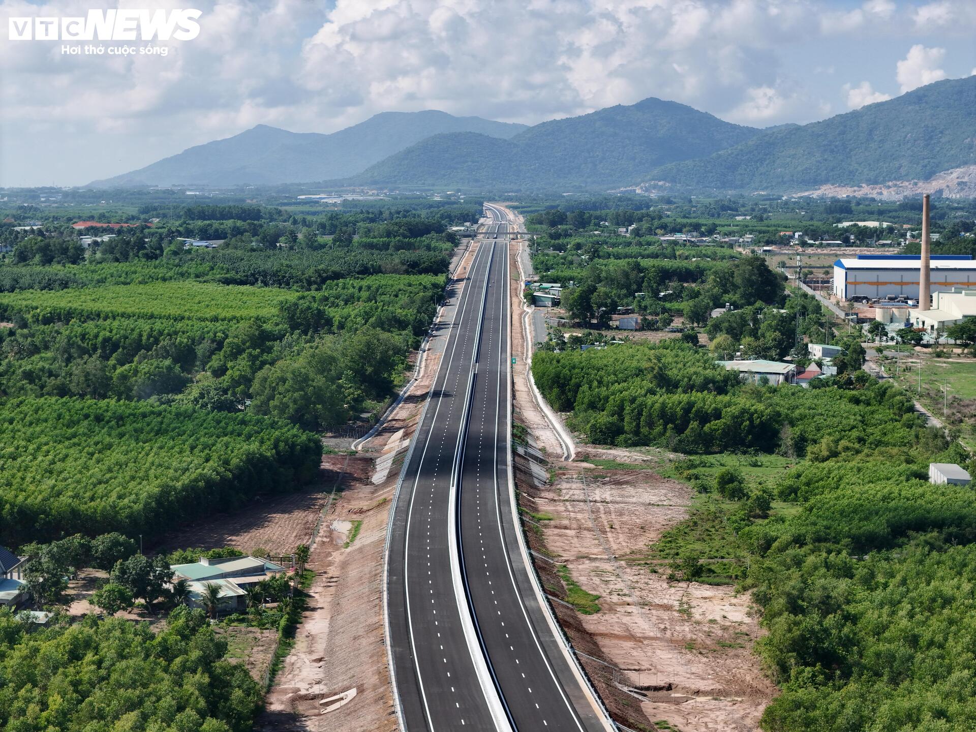 Toàn cảnh cao tốc Biên Hòa - Vũng Tàu đoạn qua Đồng Nai sau gần 2 năm thi công - Ảnh 16.
