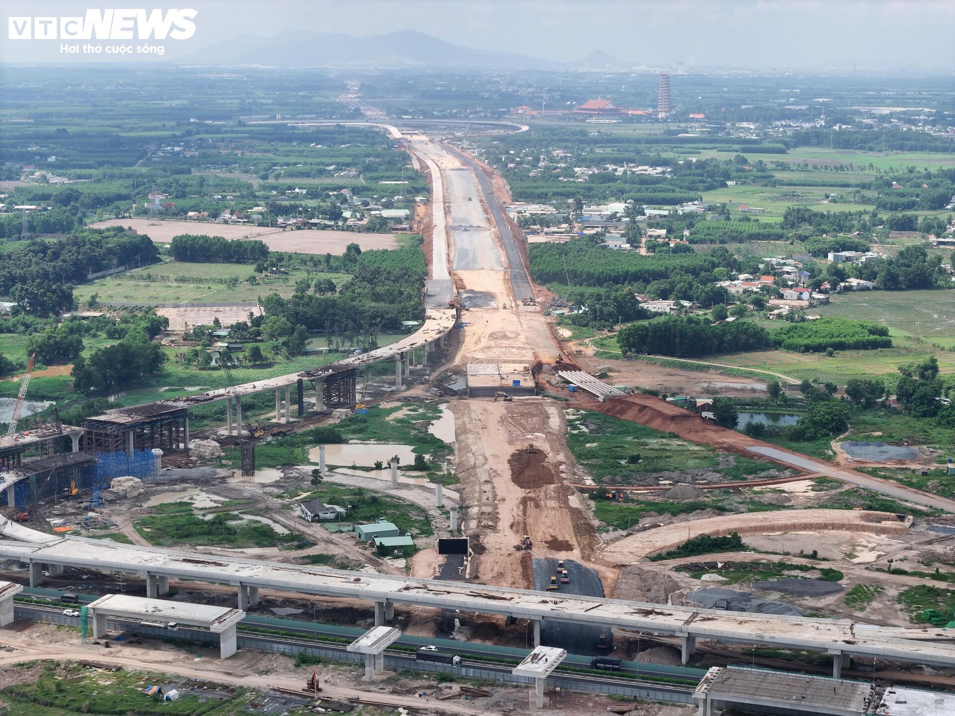 Toàn cảnh cao tốc Biên Hòa - Vũng Tàu đoạn qua Đồng Nai sau gần 2 năm thi công - Ảnh 13.
