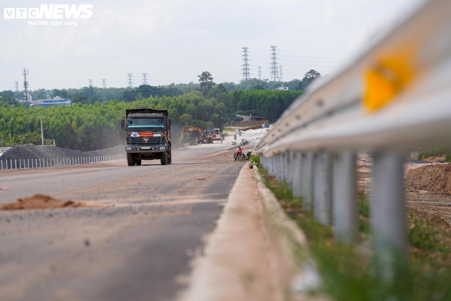 Toàn cảnh cao tốc Biên Hòa - Vũng Tàu đoạn qua Đồng Nai sau gần 2 năm thi công - Ảnh 8.