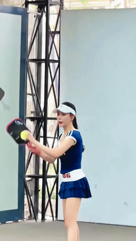 Phương Oanh trắng phát sáng trên sân pickleball, mẹ bỉm 2 con mà body nuột nà quá, netizen rần rần “xin vía” nhan sắc- Ảnh 1. Phương Oanh trắng phát sáng trên sân pickleball, mẹ bỉm 2 con mà body nuột nà quá, netizen rần rần “xin vía” nhan sắc- Ảnh 1.