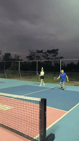 Phương Oanh trắng phát sáng trên sân pickleball, mẹ bỉm 2 con mà body nuột nà quá, netizen rần rần “xin vía” nhan sắc- Ảnh 4. Phương Oanh trắng phát sáng trên sân pickleball, mẹ bỉm 2 con mà body nuột nà quá, netizen rần rần “xin vía” nhan sắc- Ảnh 4.