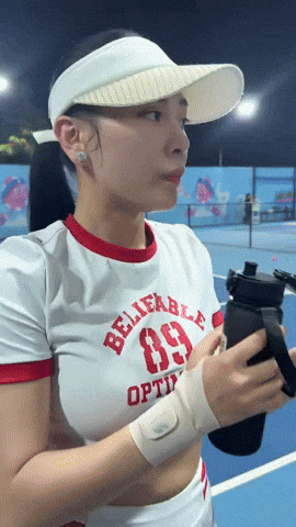 Phương Oanh trắng phát sáng trên sân pickleball, mẹ bỉm 2 con mà body nuột nà quá, netizen rần rần “xin vía” nhan sắc- Ảnh 3. Phương Oanh trắng phát sáng trên sân pickleball, mẹ bỉm 2 con mà body nuột nà quá, netizen rần rần “xin vía” nhan sắc- Ảnh 3.