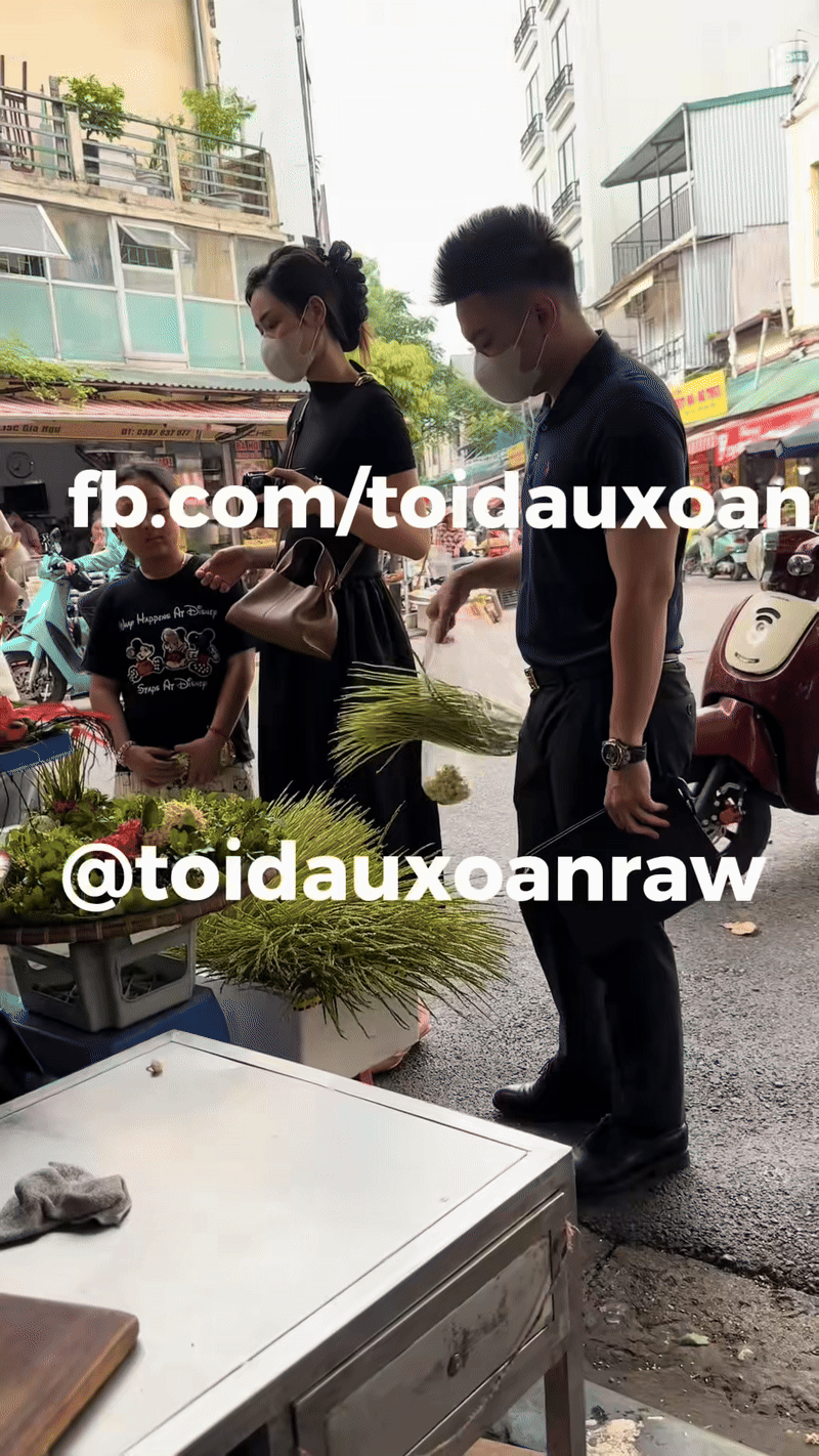 HOT: Hoa hậu Đỗ H&agrave; bị "t&oacute;m d&iacute;nh" lộ diện b&ecirc;n bạn trai, h&agrave;nh động của thiếu gia giữa chợ th&agrave;nh t&acirc;m điểm - Ảnh 2.