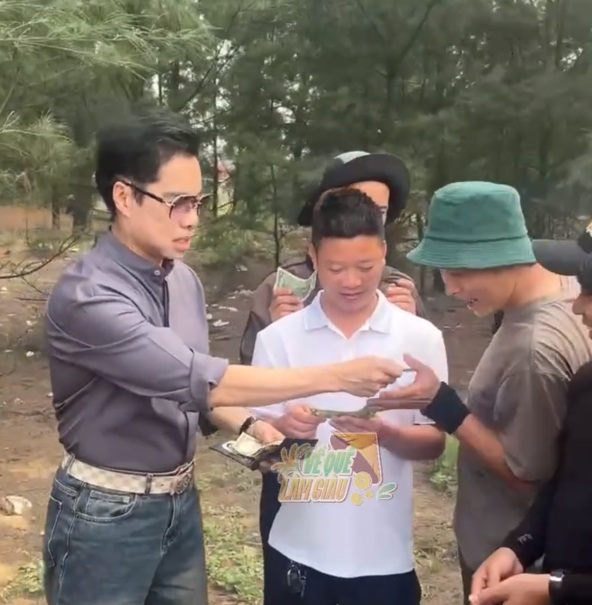 Ngọc Sơn ra Hà Tĩnh, rút thẳng ví lì xì đô la cho các nhân viên- Ảnh 2.