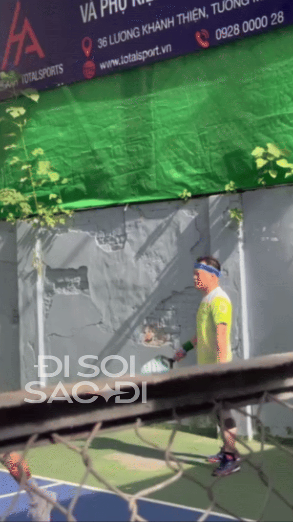 Phương Oanh trắng phát sáng trên sân pickleball, mẹ bỉm 2 con mà body nuột nà quá, netizen rần rần “xin vía” nhan sắc- Ảnh 6. Phương Oanh trắng phát sáng trên sân pickleball, mẹ bỉm 2 con mà body nuột nà quá, netizen rần rần “xin vía” nhan sắc- Ảnh 6.
