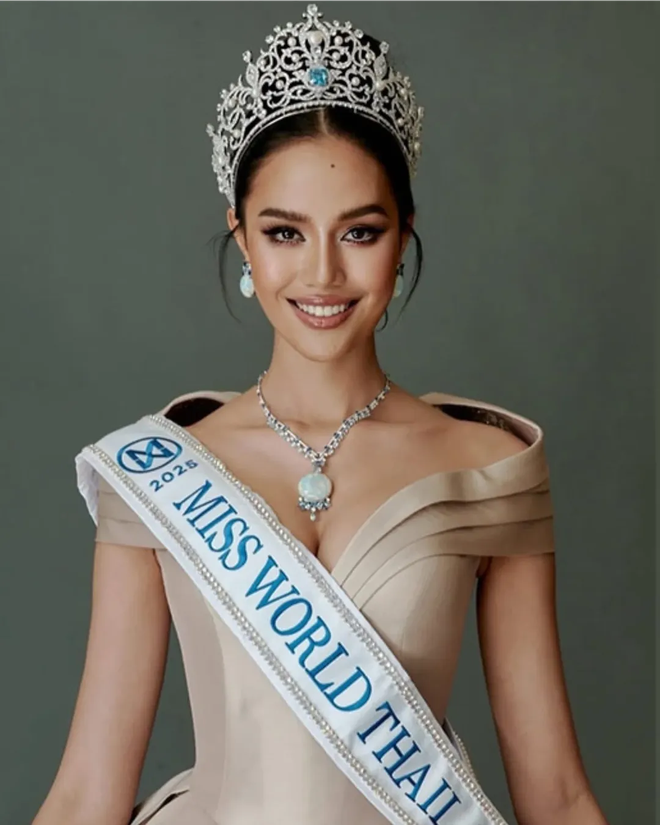 Tân Miss World 2025 từng “đốt cháy” Miss Universe với loạt váy hở bạo, body nuột đến từng centimet- Ảnh 3.