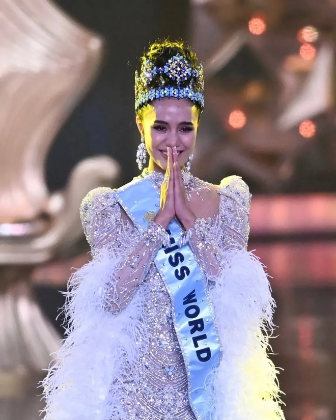 Tân Miss World 2025 từng “đốt cháy” Miss Universe với loạt váy hở bạo, body nuột đến từng centimet- Ảnh 2.