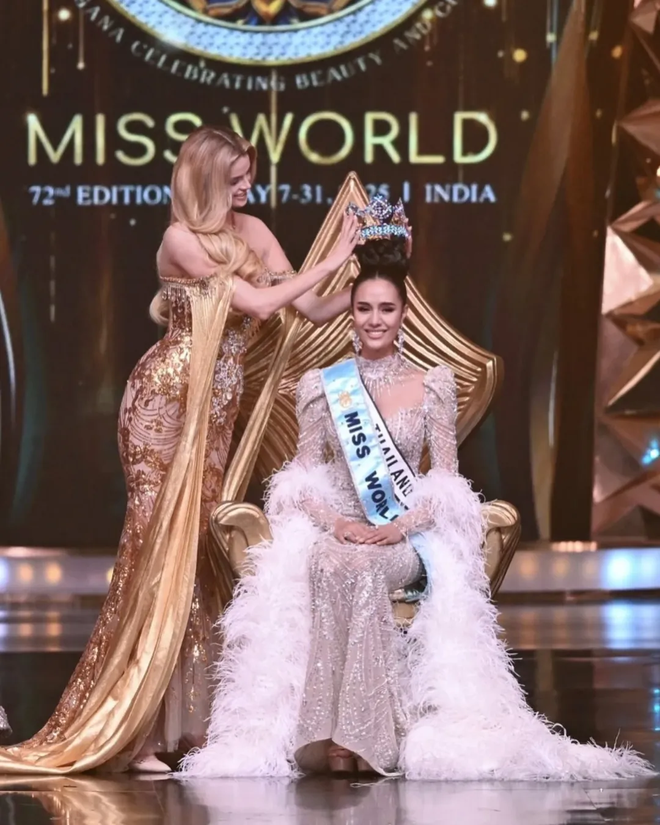 Tân Miss World 2025 từng “đốt cháy” Miss Universe với loạt váy hở bạo, body nuột đến từng centimet- Ảnh 1.