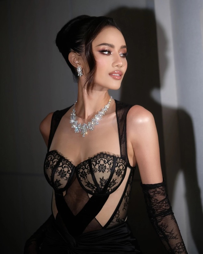 Tân Miss World 2025 từng “đốt cháy” Miss Universe với loạt váy hở bạo, body nuột đến từng centimet- Ảnh 12.