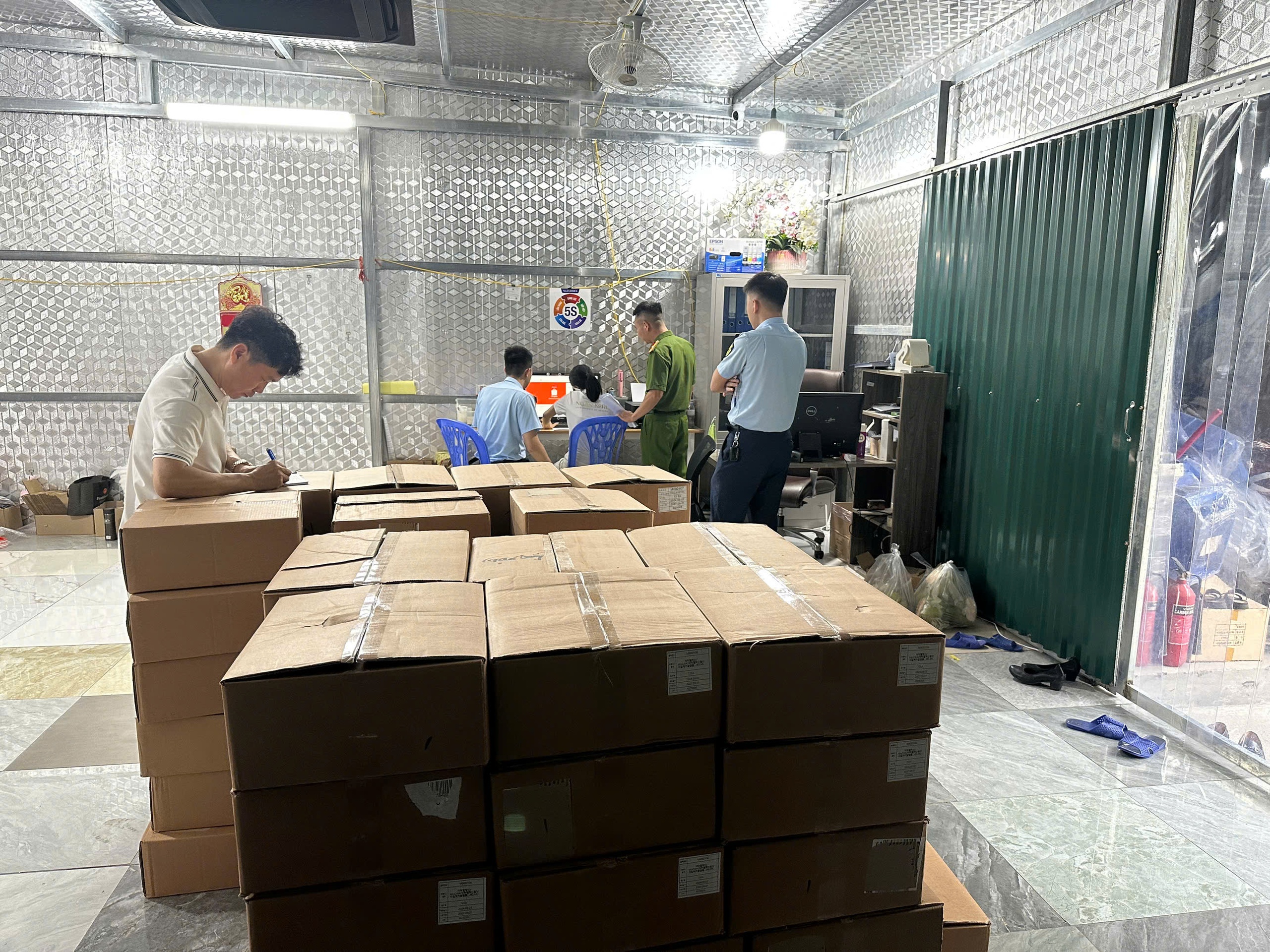 5.400 lọ mỹ phẩm dưỡng da nhập lậu tại kho hàng của Ngân Korea: Có những hãng nào? - Ảnh 1.