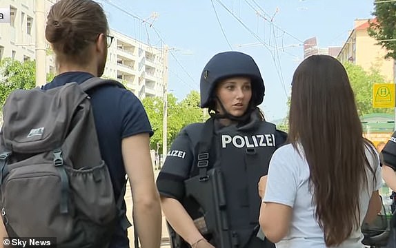 Xả súng tại trường học BORG Dreierschützengasse: 11 Người thiệt mạng và nghi phạm tự sát - Ảnh 2.