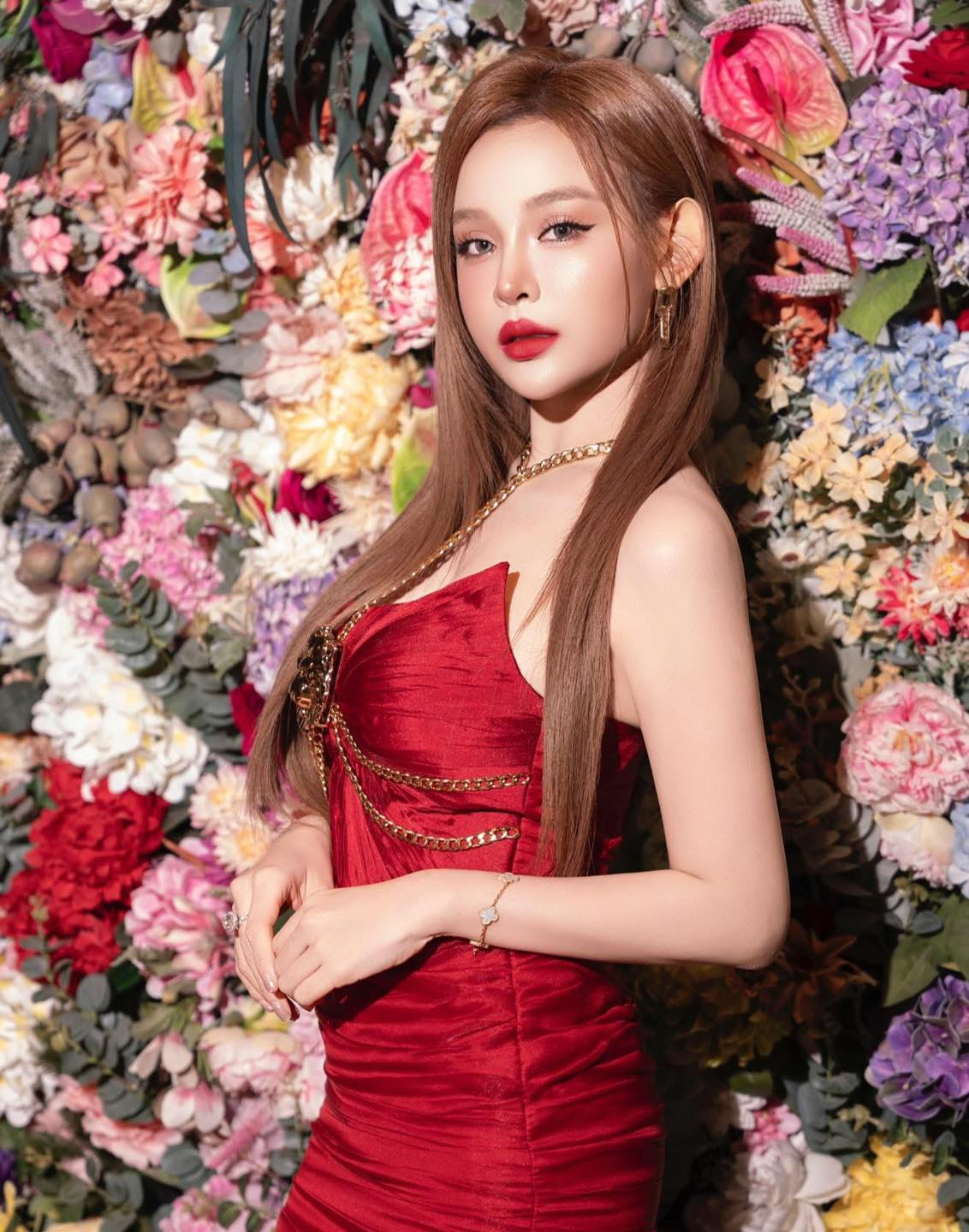 2 n&agrave;ng d&acirc;u h&agrave;o m&ocirc;n hot nhất Vbiz c&oacute; đặc điểm tướng tai lạ khiến ai cũng t&ograve; m&ograve;- Ảnh 1.