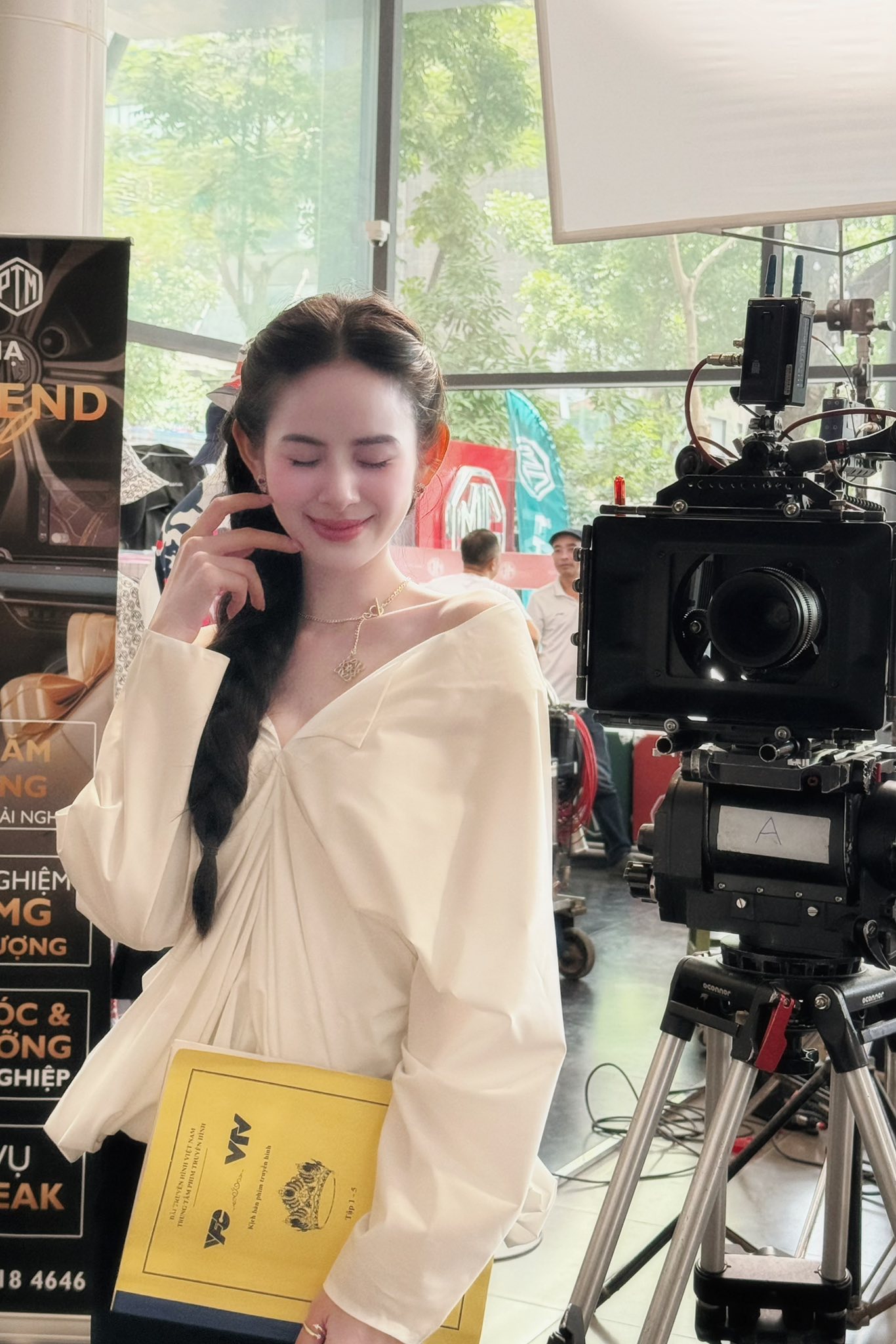 2 n&agrave;ng d&acirc;u h&agrave;o m&ocirc;n hot nhất Vbiz c&oacute; đặc điểm tướng tai lạ khiến ai cũng t&ograve; m&ograve;- Ảnh 4.