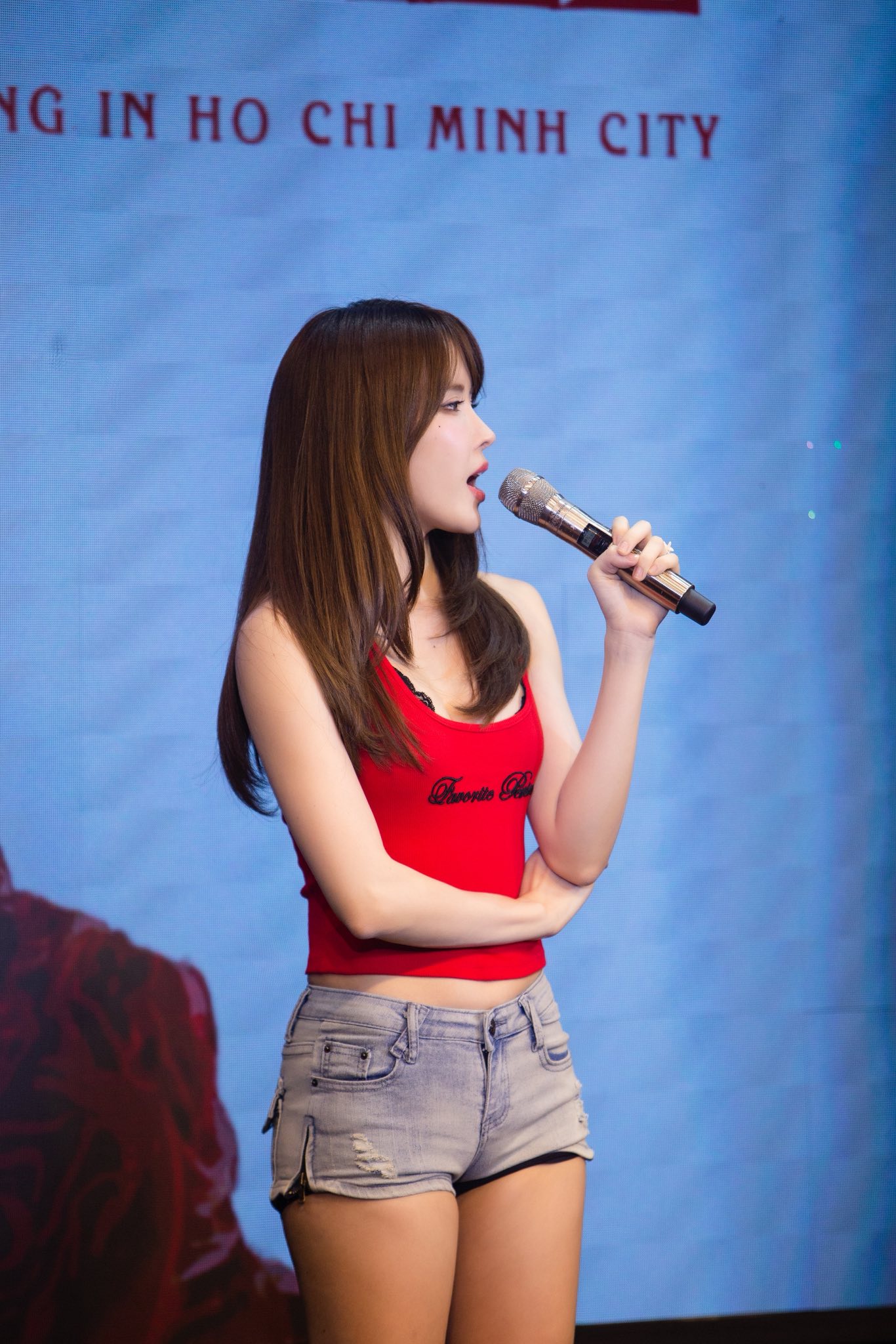 Thiều Bảo Trâm ăn mặc kiểu gì thế này?- Ảnh 5.