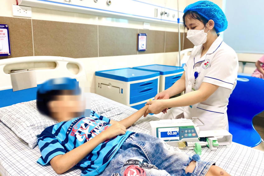 Bé trai sốc nhiệt nghiêm trọng sau khi vào phòng điều hòa ngày nắng nóng - Ảnh 1.