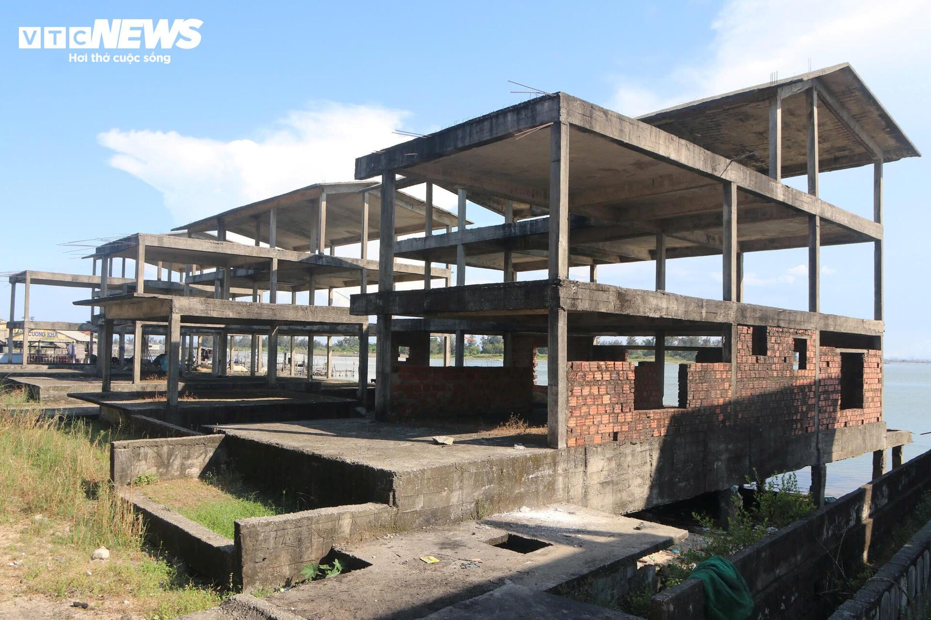 Cảnh rợn người bên trong resort bỏ hoang ven đầm phá Tam Giang - Ảnh 1.