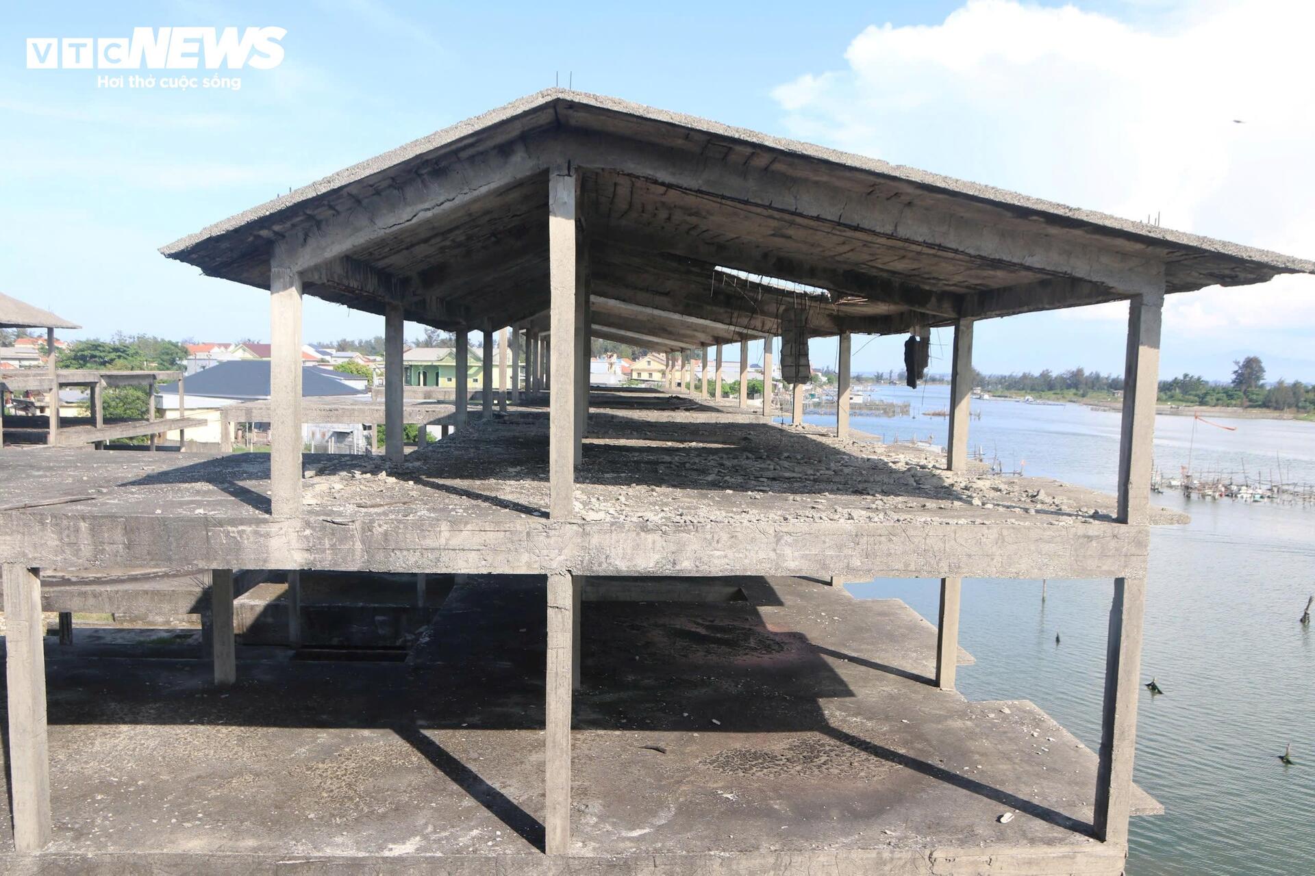 Cảnh rợn người bên trong resort bỏ hoang ven đầm phá Tam Giang - Ảnh 11.