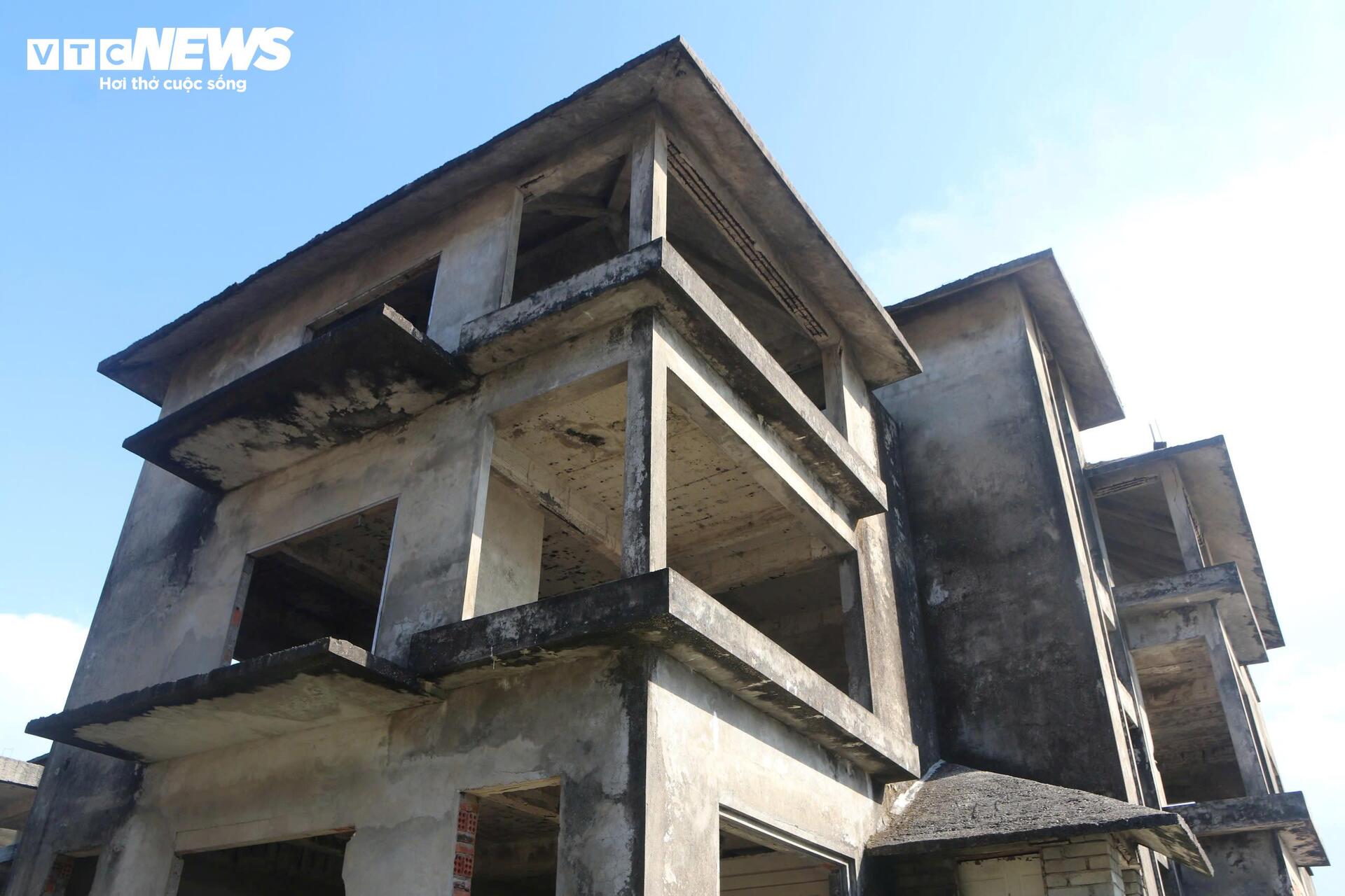 Cảnh rợn người bên trong resort bỏ hoang ven đầm phá Tam Giang - Ảnh 10.