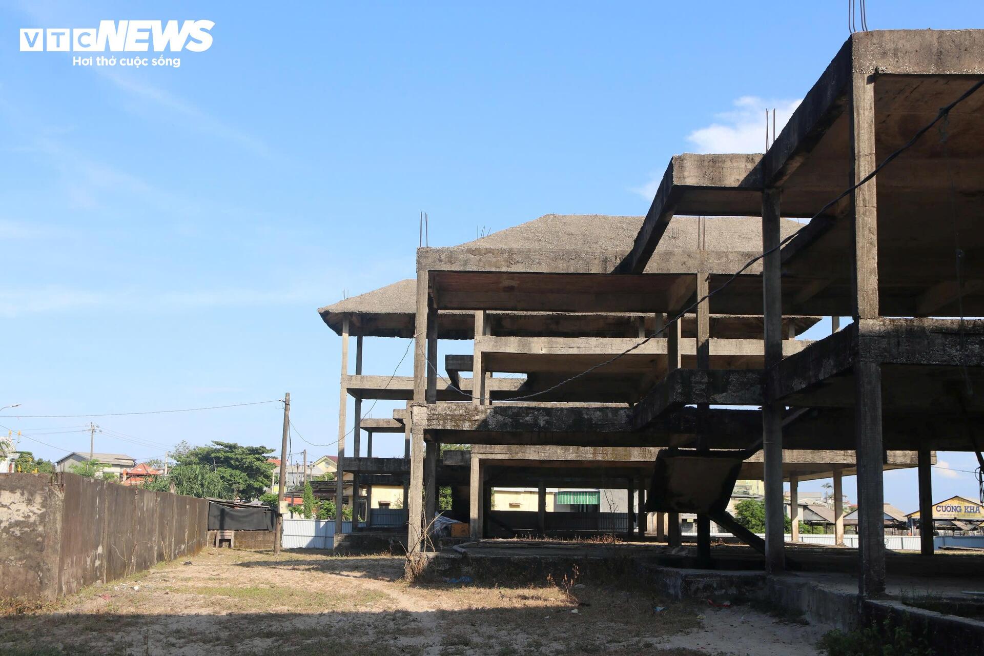 Cảnh rợn người bên trong resort bỏ hoang ven đầm phá Tam Giang - Ảnh 12.