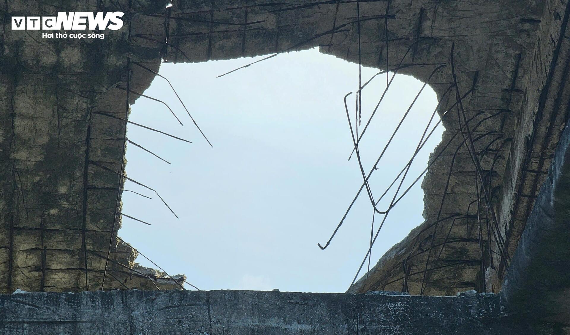 Cảnh rợn người bên trong resort bỏ hoang ven đầm phá Tam Giang - Ảnh 6.