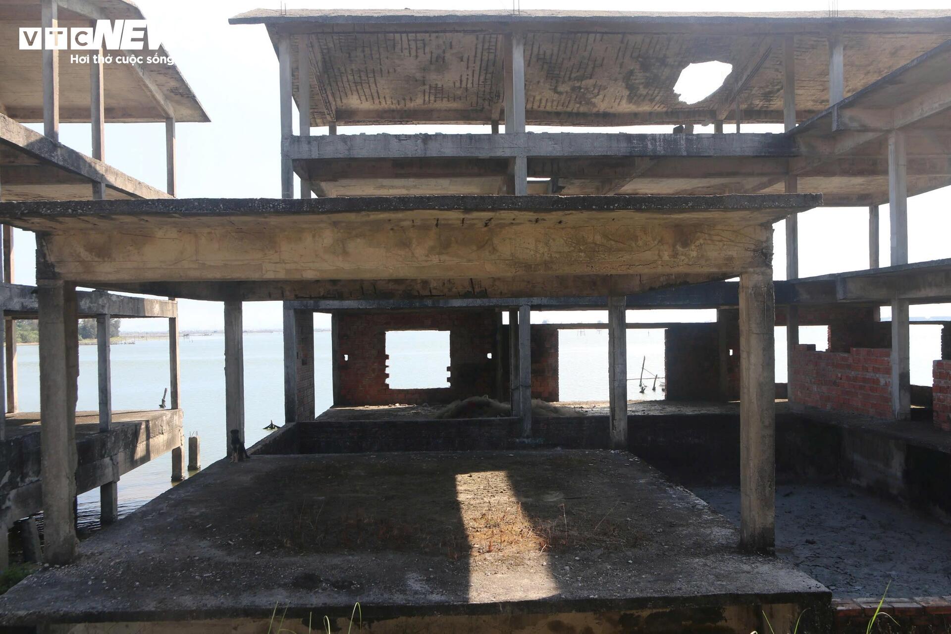 Cảnh rợn người bên trong resort bỏ hoang ven đầm phá Tam Giang - Ảnh 2.