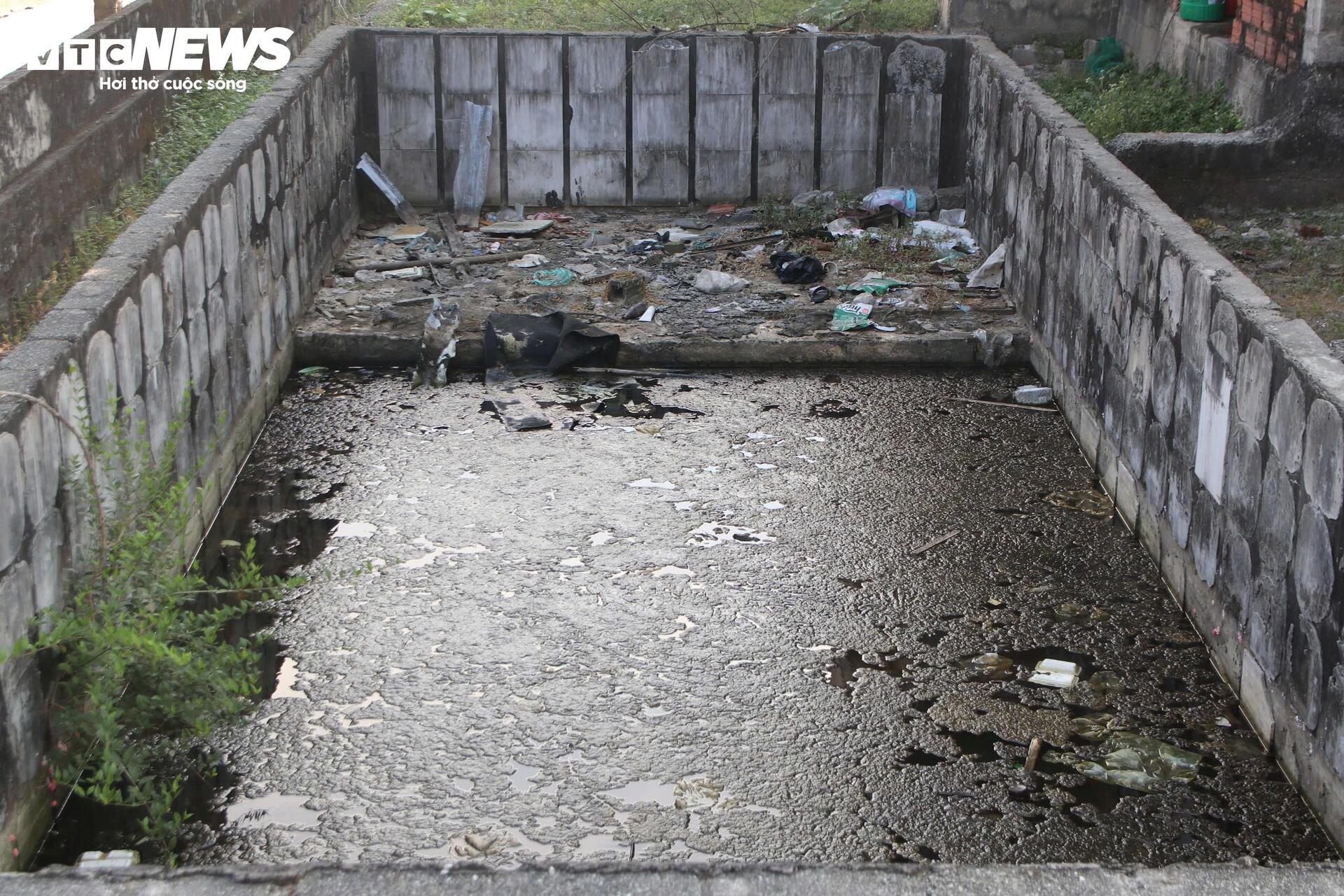 Cảnh rợn người bên trong resort bỏ hoang ven đầm phá Tam Giang - Ảnh 7.