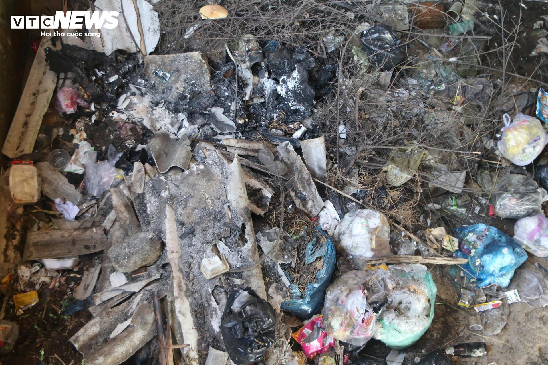 Cảnh rợn người bên trong resort bỏ hoang ven đầm phá Tam Giang - Ảnh 8.