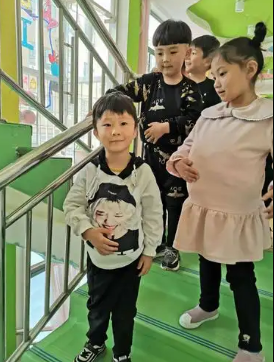 Gần 300 bé mẫu giáo “mang bầu” một ngày: Trường mầm non khiến phụ huynh xúc động vì hoạt động đặc biệt- Ảnh 3.