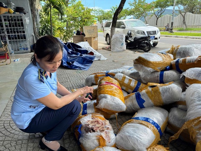 Rùng mình phát hiện 700kg mực khô hư hỏng, bốc mùi chất đống trên vỉa hè Đà Nẵng- Ảnh 1. Rùng mình phát hiện 700kg mực khô hư hỏng, bốc mùi chất đống trên vỉa hè Đà Nẵng- Ảnh 1.