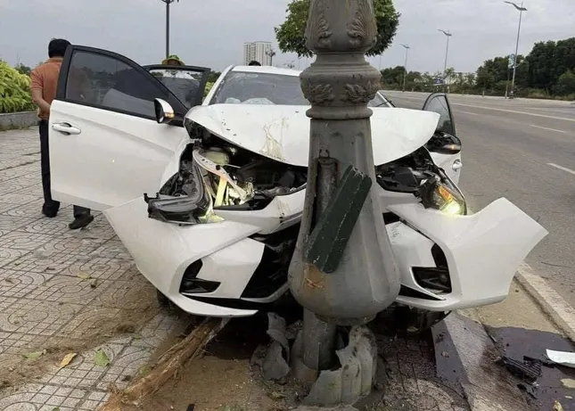 Ô tô mất lái tông vào trụ đèn ở Quảng Ngãi , 3 người nhập viện cấp cứu - Ảnh 1. Ô tô mất lái tông vào trụ đèn ở Quảng Ngãi , 3 người nhập viện cấp cứu - Ảnh 1.