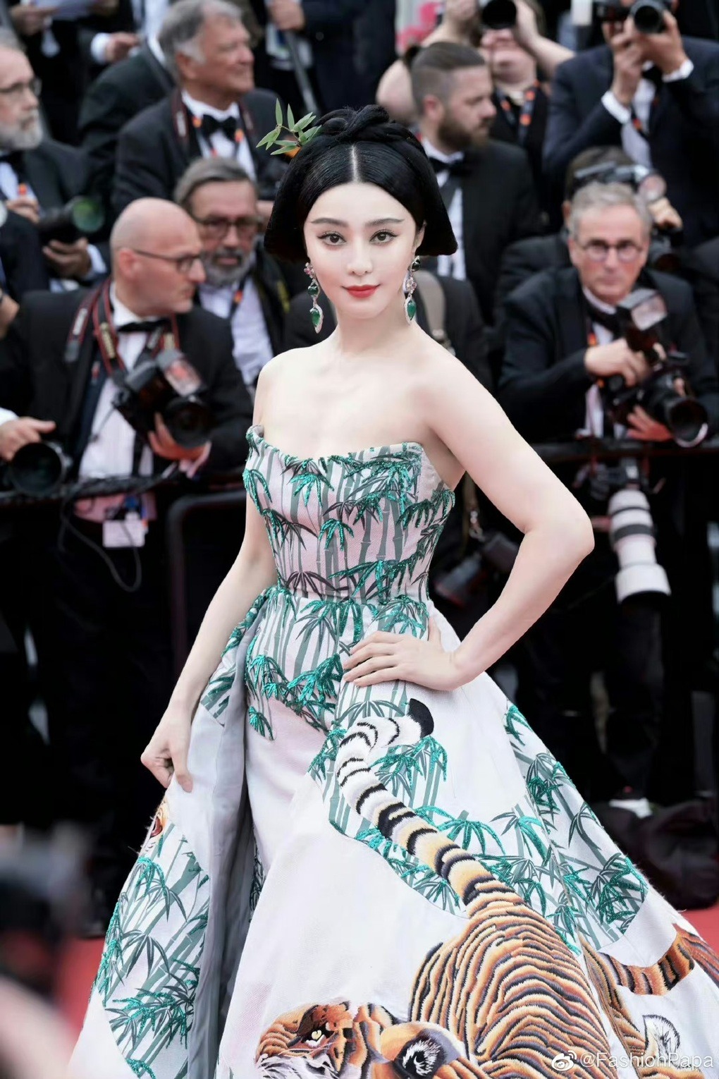 Căng: 1 đại hoa đán bị tố tác động vật lý trợ lý ở Cannes, triệu người réo tên Thư Kỳ - Phạm Băng Băng- Ảnh 3. Căng: 1 đại hoa đán bị tố tác động vật lý trợ lý ở Cannes, triệu người réo tên Thư Kỳ - Phạm Băng Băng- Ảnh 3.