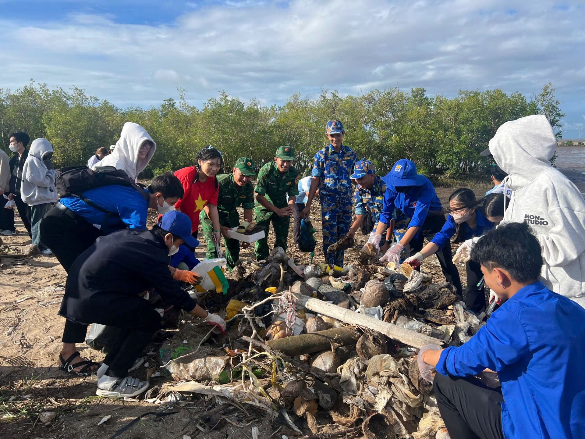 C&ugrave;ng h&agrave;nh động v&igrave; biển xanh: H&agrave;nh tr&igrave;nh của 10.000 tr&aacute;i tim lan tỏa th&ocirc;ng điệp sống xanh - Ảnh 4.