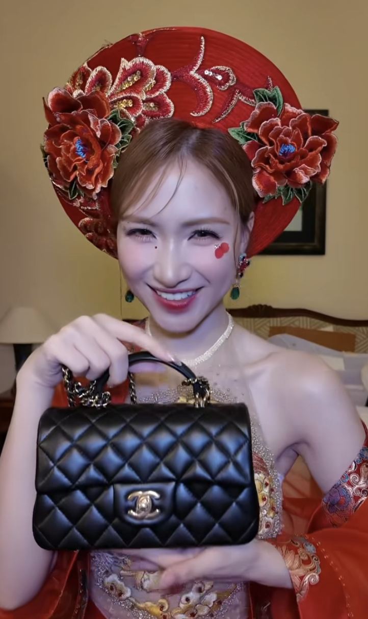 Hoà Minzy bị chê "vô duyên" khi khoe túi Chanel mua bằng tiền của Văn Toàn, chàng cầu thủ phản ứng ra sao? - Ảnh 1. Hoà Minzy bị chê "vô duyên" khi khoe túi Chanel mua bằng tiền của Văn Toàn, chàng cầu thủ phản ứng ra sao? - Ảnh 1.
