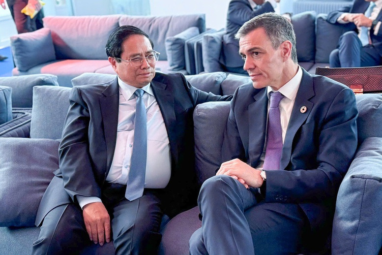 Thủ tướng Chính phủ Phạm Minh Chính gặp Thủ tướng Tây Ban Nha Pedro Sanchez. Ảnh: VGP/Nhật Bắc
