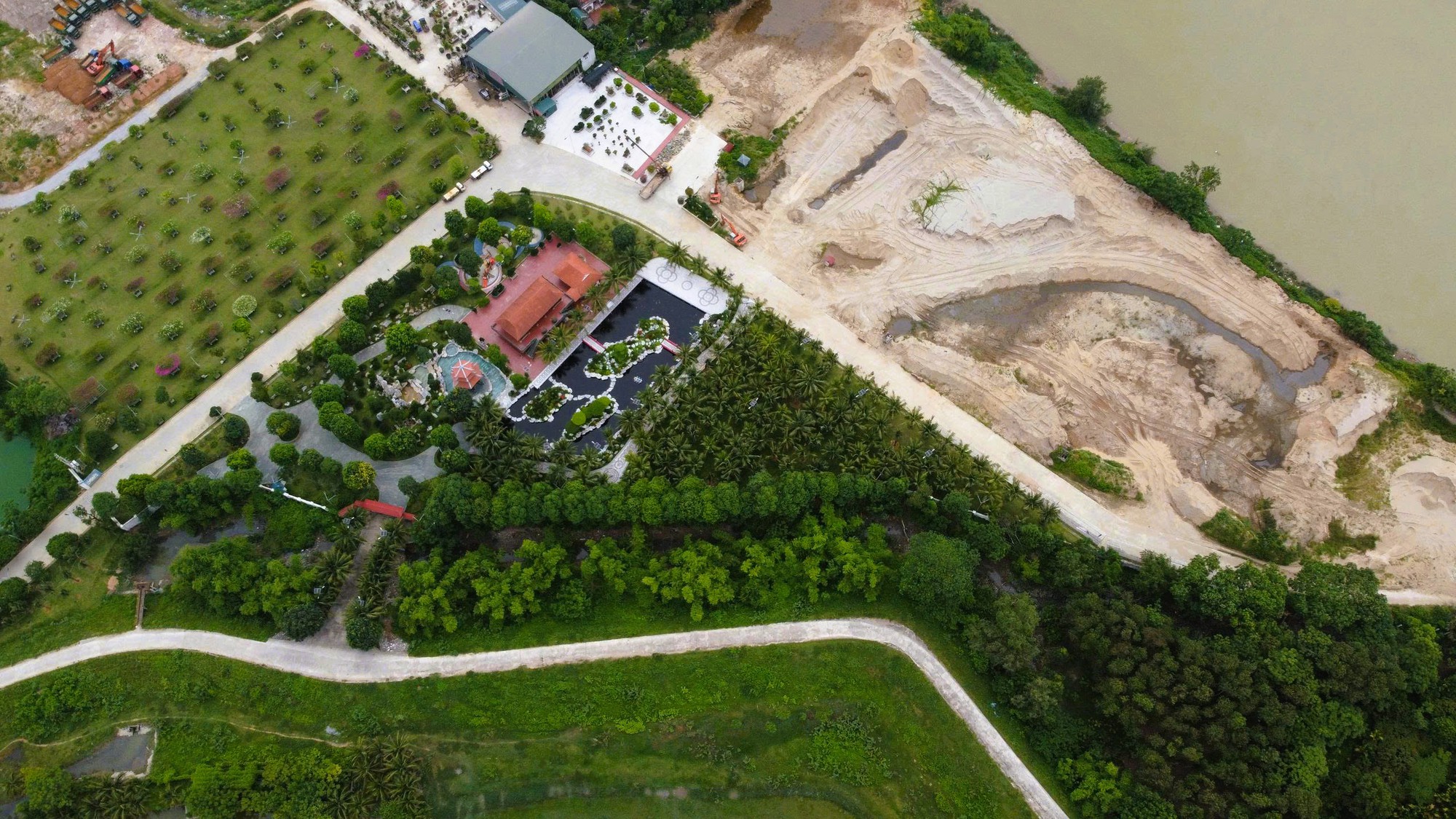 Khu biệt phủ của Tuấn thần đèn và Những lùm xùm quanh bãi tập kết cát - Ảnh 1. Khu biệt phủ của Tuấn thần đèn và Những lùm xùm quanh bãi tập kết cát - Ảnh 1.