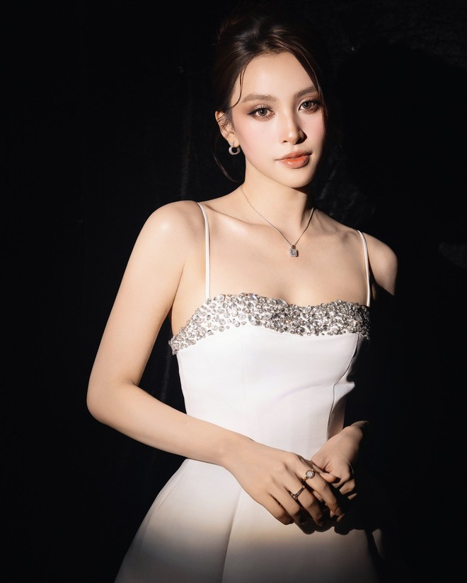 Hoa hậu Tiểu Vy đáp trả căng khi bị phán "tối ngày đăng ảnh bikini mà vẫn nhiều tiền"- Ảnh 6. Hoa hậu Tiểu Vy đáp trả căng khi bị phán "tối ngày đăng ảnh bikini mà vẫn nhiều tiền"- Ảnh 6.