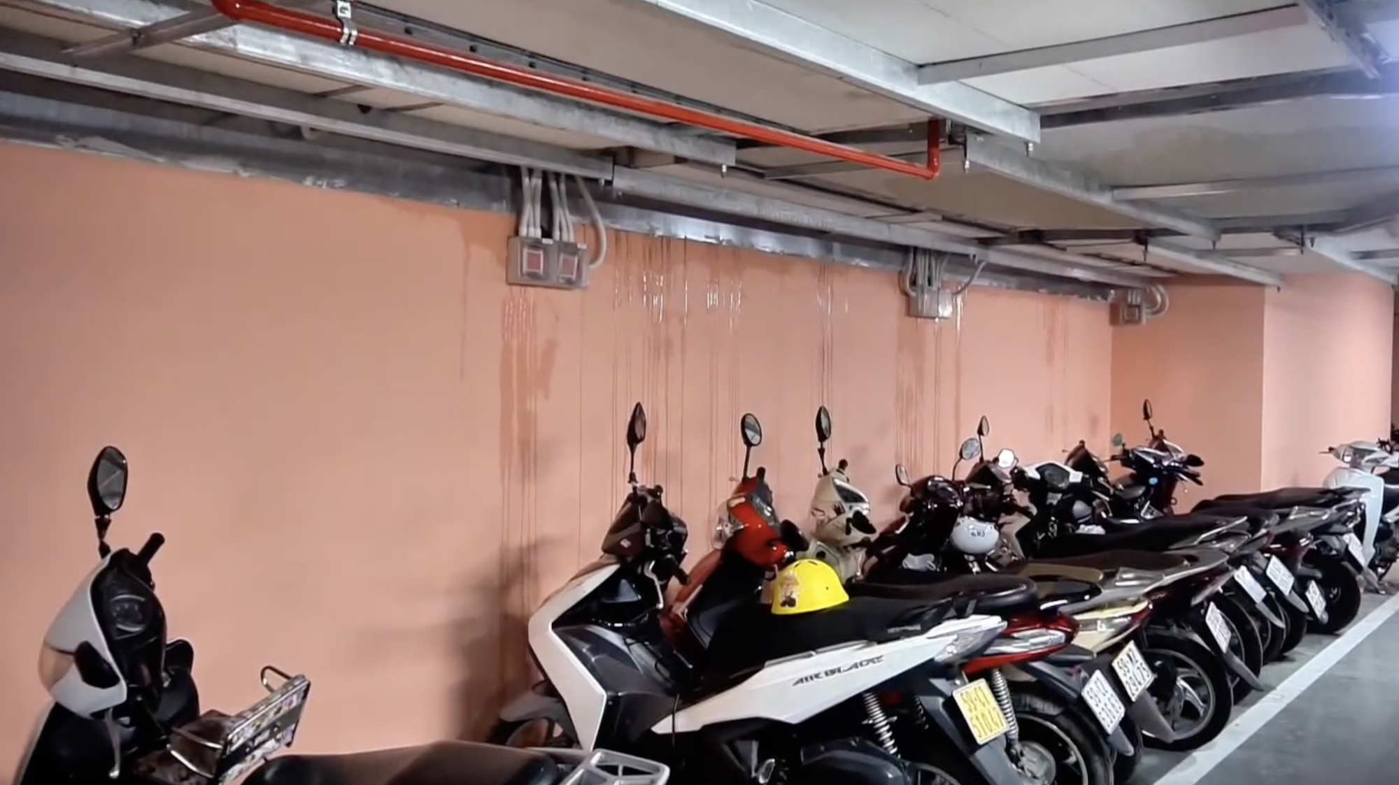 Ngập nước nhà ga T3 tại TP . HCM gây khó khăn cho hành khách sau trận mưa lớn - Ảnh 6. Ngập nước nhà ga T3 tại TP . HCM gây khó khăn cho hành khách sau trận mưa lớn - Ảnh 6.