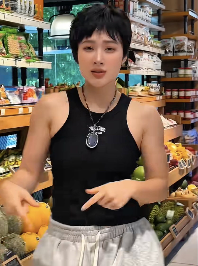 Thứ còn gây sốc hơn cơ bắp cuồn cuộn của Angela Phương Trinh- Ảnh 1.