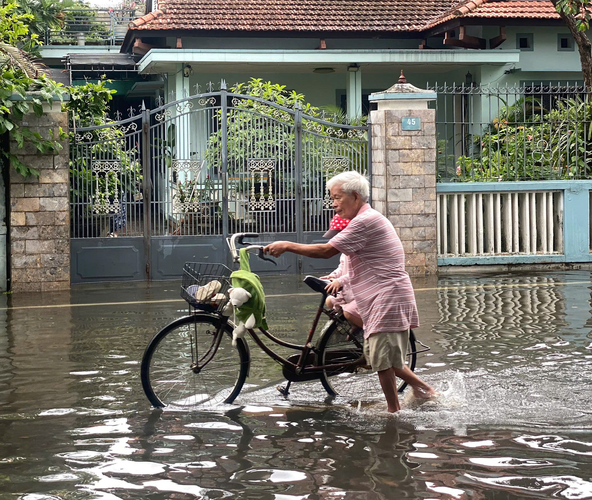 Ngập lụt đường phố Huế giữa m&ugrave;a h&egrave;: H&igrave;nh ảnh v&agrave; ảnh hưởng từ cơn b&atilde;o - Ảnh 9.