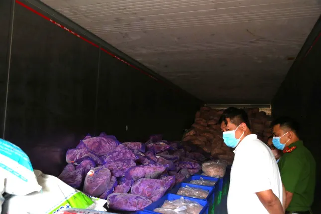 Phát hiện kho đông lạnh chứa thực phẩm hết hạn ở Bình Dương - Ảnh 1.