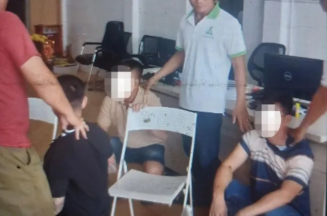 Bắt nghi phạm lừa đảo tại văn ph&ograve;ng c&ocirc;ng chứng ở B&igrave;nh Dương với sổ đỏ giả - Ảnh 2.