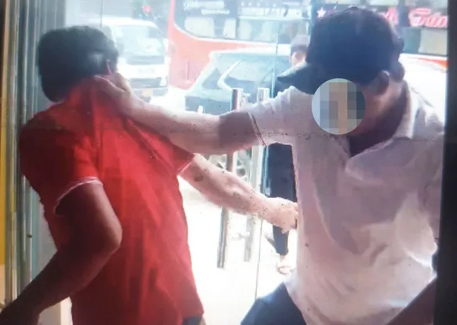 Bắt nghi phạm lừa đảo tại văn ph&ograve;ng c&ocirc;ng chứng ở B&igrave;nh Dương với sổ đỏ giả - Ảnh 1.