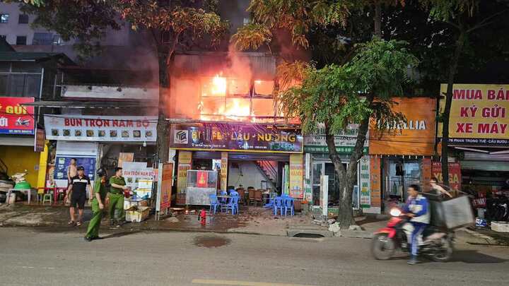 Cháy quán lẩu nướng Hà Nội gây hoảng loạn , khách tháo chạy trong đêm - Ảnh 1.