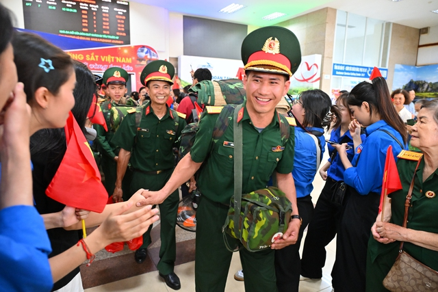 Fanpage Thông tin Chính phủ lên tiếng: Quân nhân không phải ngôi sao giải trí- Ảnh 3. Fanpage Thông tin Chính phủ lên tiếng: Quân nhân không phải ngôi sao giải trí- Ảnh 3.