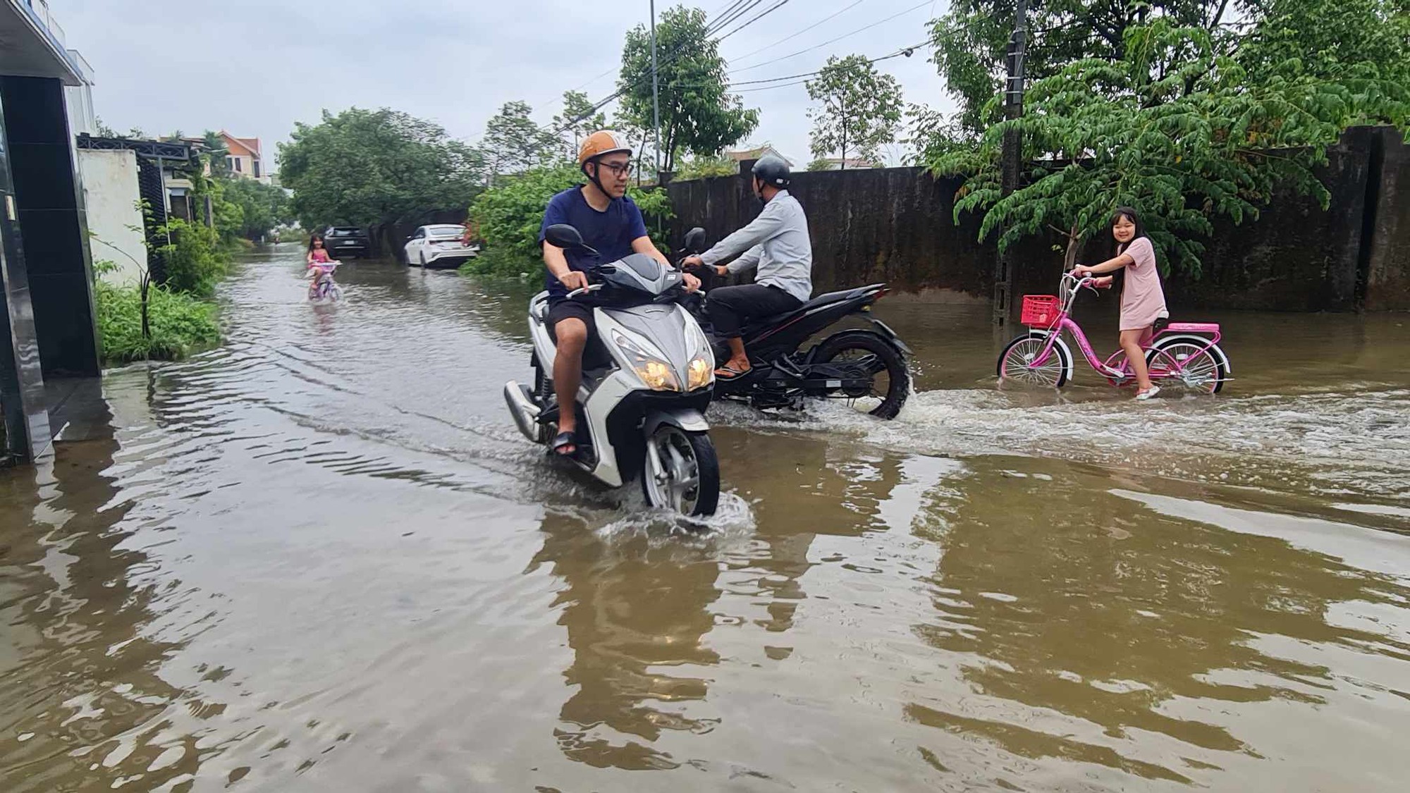 Ngập lụt đường phố Huế giữa m&ugrave;a h&egrave;: H&igrave;nh ảnh v&agrave; ảnh hưởng từ cơn b&atilde;o - Ảnh 8.